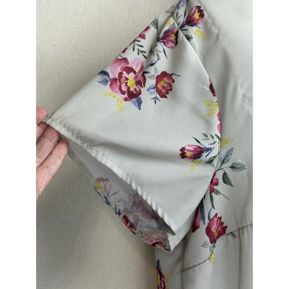 Torrid Plus Size 2 Lt. Gray Floral Short Sleeve Pullover Blouse/Top Lightweight - Picture 3 of 11